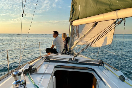 Couple sailing via yoursailingadventure 2