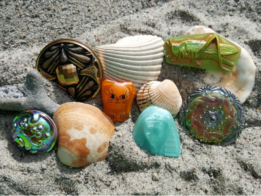 Buttons on the Bay