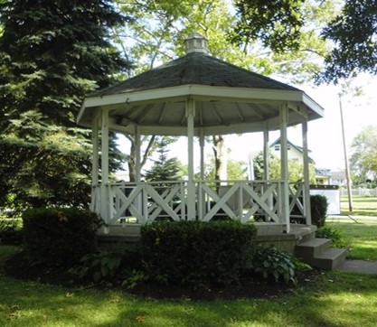 Concert featuring Denny & Heather Acoustics in the Gazebo on Iroquois Avenue
